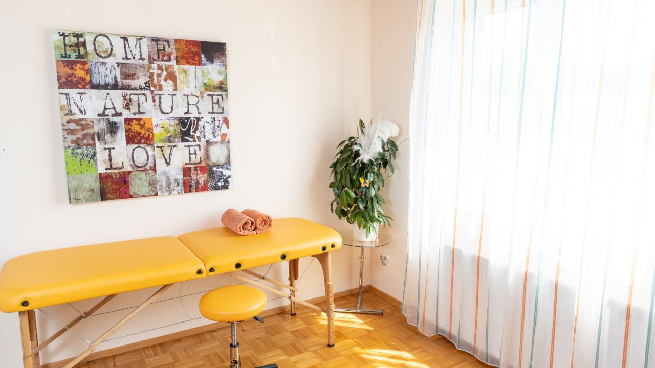 behandlungsraum-bo5a4350-210722-1280x720-crop-50-50.jpg
